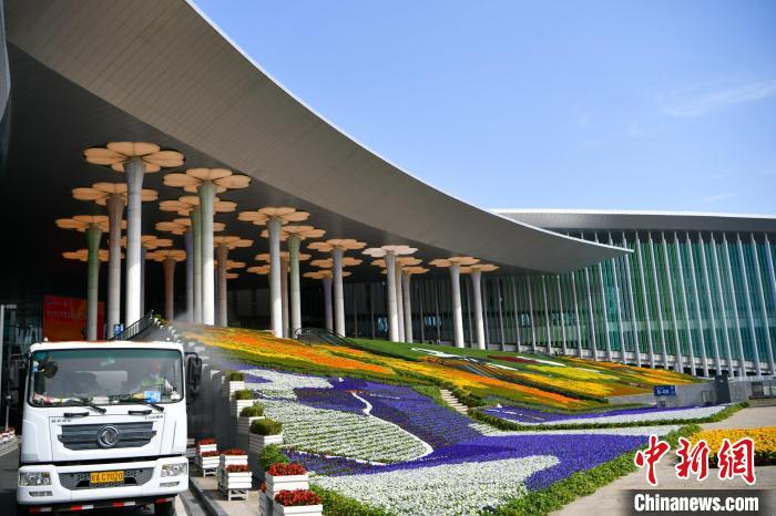 第五屆進博會場館景觀裝飾全面定妝?！￡悏魸?攝