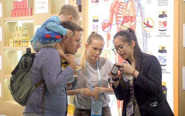 資料圖片:客商在廣交會上參觀選購商品。(新華社發(fā))